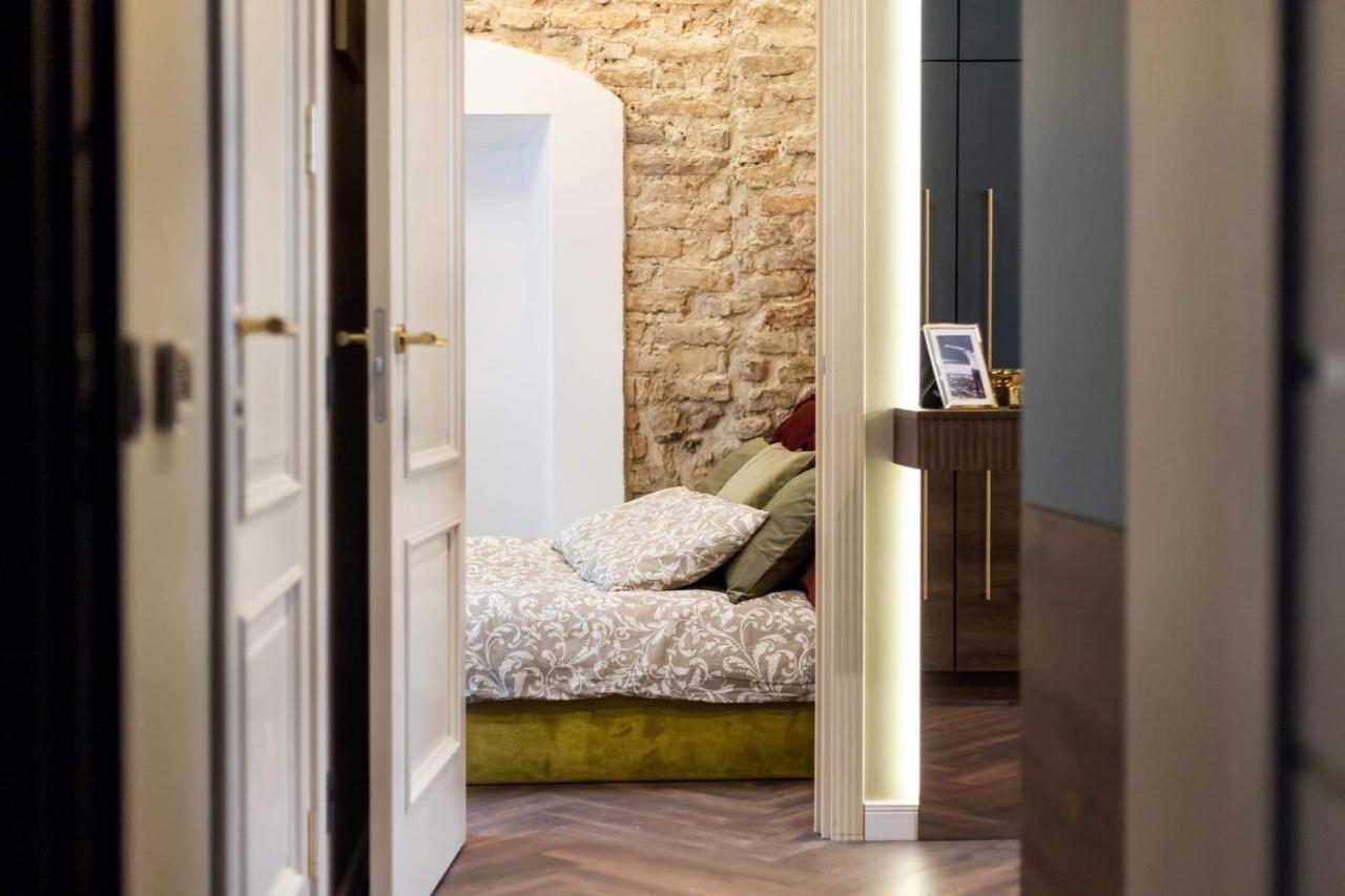 Charming Apt In Vilnius Old Town By Reside Baltic Apartment ภายนอก รูปภาพ